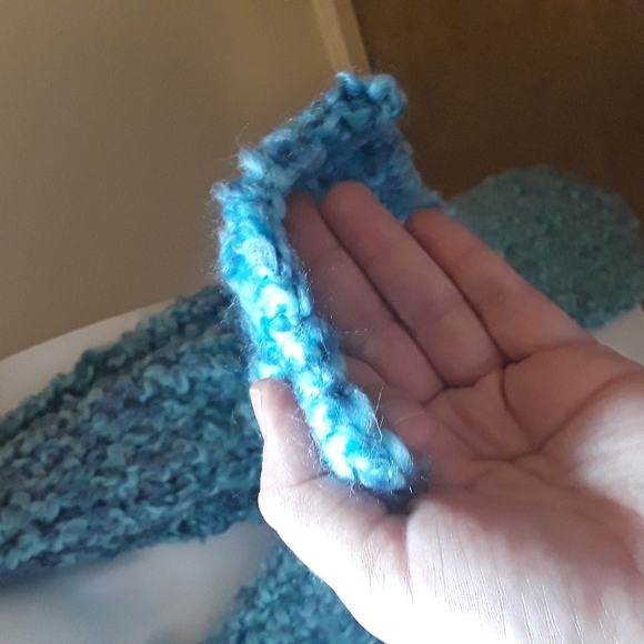 blue knit scarf - Picture 4 of 4